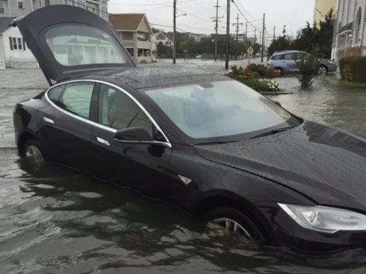 Видео: автолюбитель собрал Tesla Model S всего за ,5 тыс.