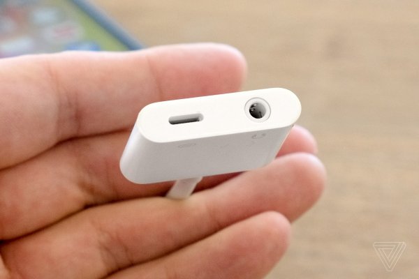 Apple продаёт адаптер с разъёмом 3,5 мм и Lightning за