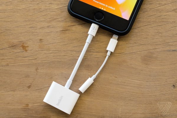 Apple продаёт адаптер с разъёмом 3,5 мм и Lightning за