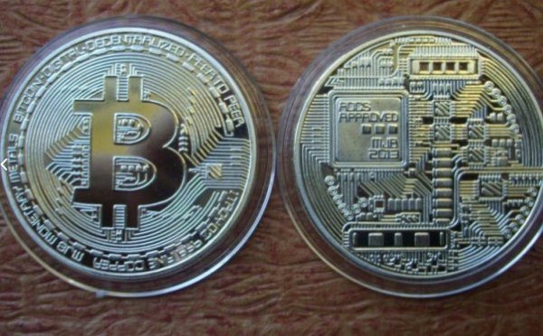 Мошенники продавали сувенирные монеты под видом биткоинов