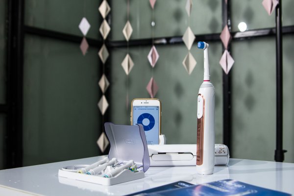 Oral-B GENIUS 9000: чистим зубы с приложением и подсветкой