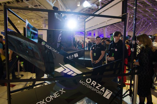 Торжественный старт продаж Xbox One X в России