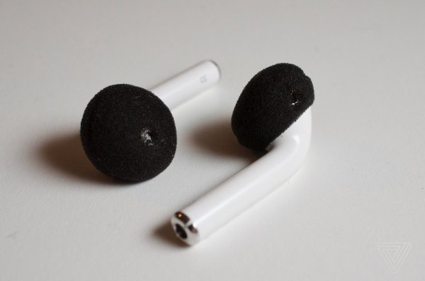 Энтузиасты вручную добавили шумоизоляцию и увеличили басы в AirPods