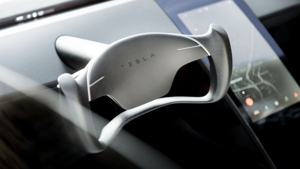 Tesla представила грузовик Semi и обновлённый Roadster
