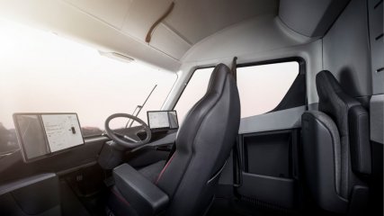 Tesla представила грузовик Semi и обновлённый Roadster