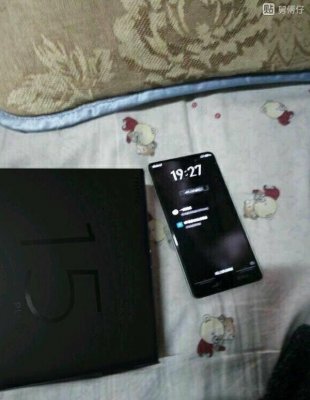 Meizu 15 Plus показался на фото с ценниками 5 и 0