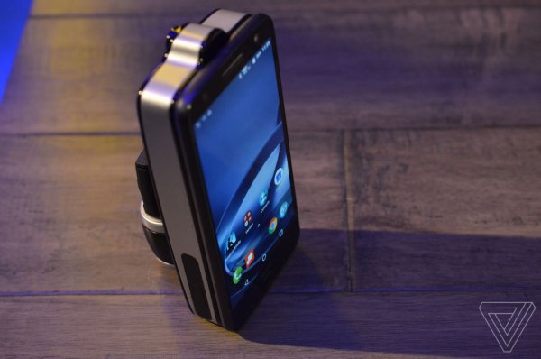 MotoMods пополнились модулями со слайдерной клавиатурой и медицинскими датчиками