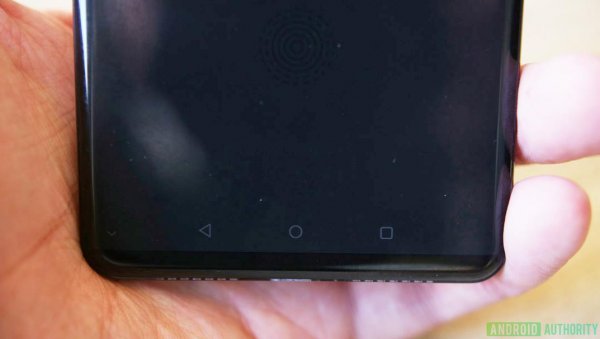 Реальные фото Huawei P20: двойная основная камера и сенсорная панель громкости