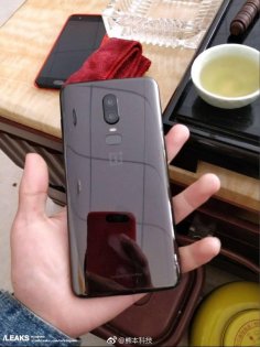Первые фото OnePlus 6 показывают безрамочный дизайн с вырезом в экране