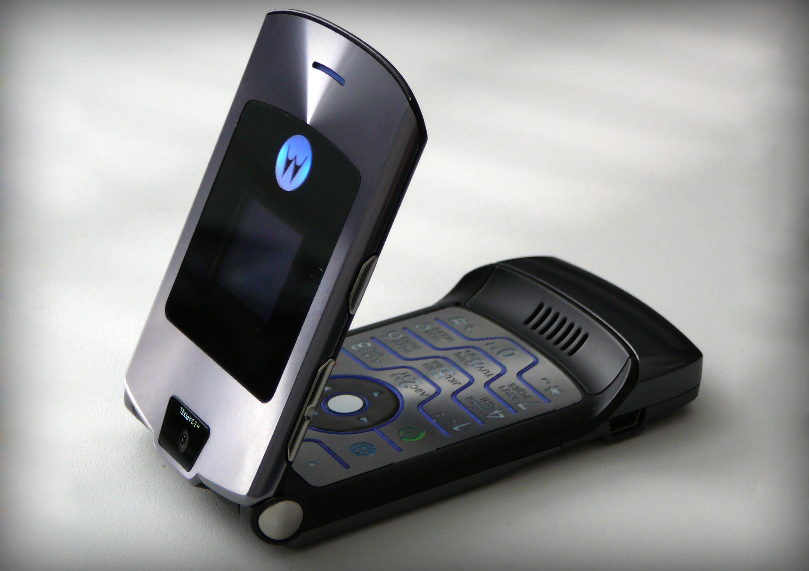 Глава Lenovo намекнул на возвращение раскладушки Motorola RAZR Глава Lenovo намекнул на возвращение раскладушки Motorola RAZR