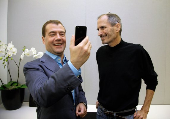 Фанат iPhone Дмитрий Медведев предложил запретить американские товары