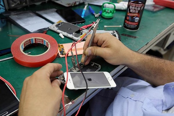 Россияне чаще покупают дорогие смартфоны и несут их в ремонт