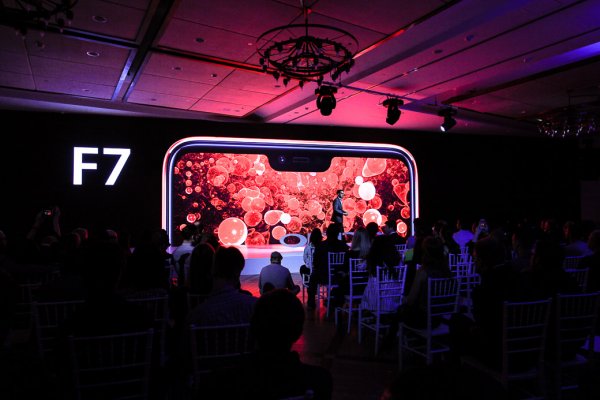 OPPO представила в России новый F7