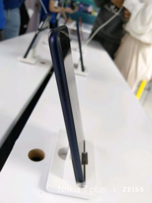 Nokia X с чёлкой засветился на качественных фотографиях