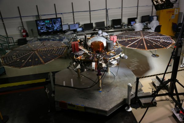 NASA запускает на Марс аппарат InSight для изучения геологии планеты
