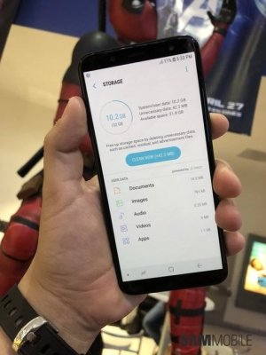 Galaxy J6 засветился на живых фотографиях