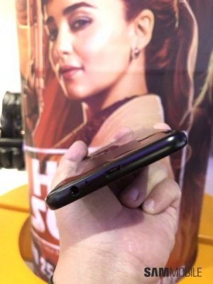 Galaxy J6 засветился на живых фотографиях