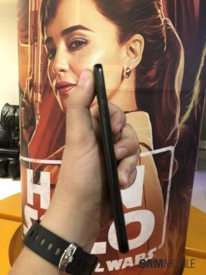Galaxy J6 засветился на живых фотографиях