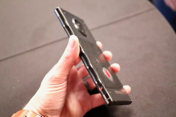 Журналистов впечатлил голографический смартфон RED Hydrogen One