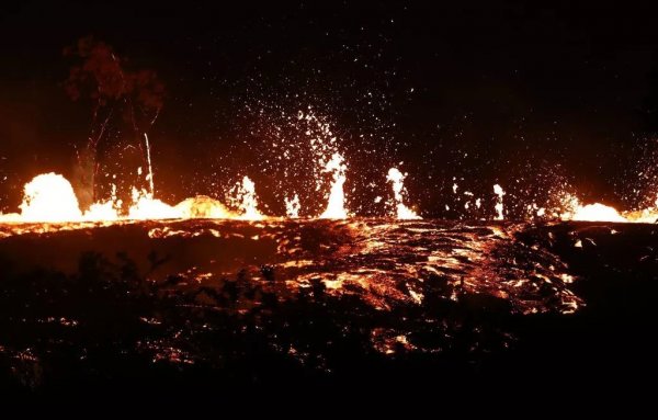 Смертельные реки лавы на Гавайях достигли океана