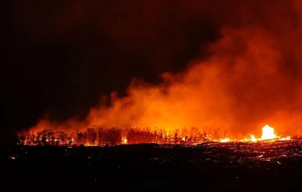 Смертельные реки лавы на Гавайях достигли океана