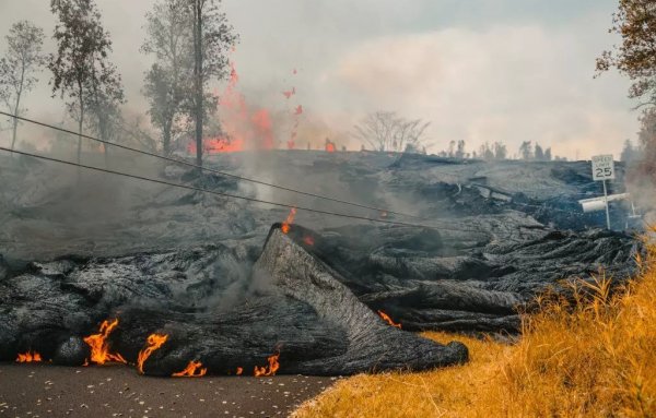 Смертельные реки лавы на Гавайях достигли океана
