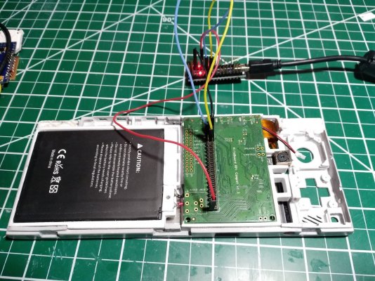 Программист создал устройство на Android, скрестив смартфон и игровую приставку