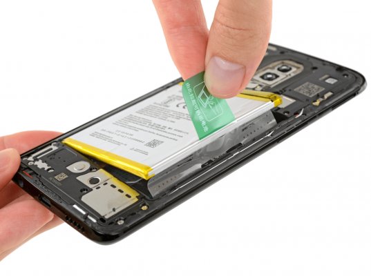 В OnePlus 6 мало клея, но его всё равно трудно ремонтировать