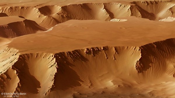 Космический аппарат Mars Express показал потрясающие снимки Марса
