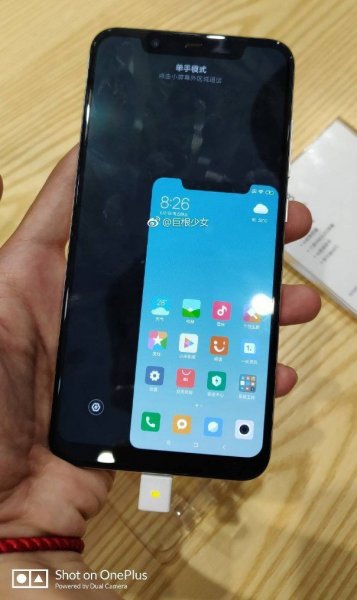 Xiaomi Mi 8 показывает вырез в режиме управления одной рукой