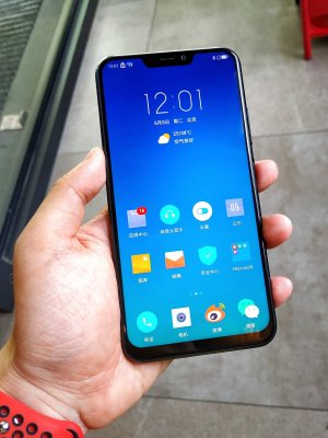 Lenovo представила середняк с вырезом в дисплее и 2 бюджетных смартфона