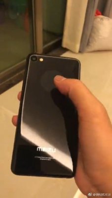 Живые фото: Meizu готовила смартфон с круглым дополнительным экраном