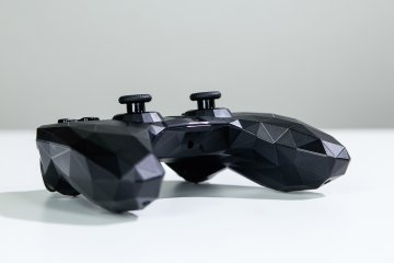 Nvidia Shield TV: облачный гейминг — новый уровень — Пульт управления и контроллер Shield. 10