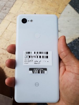 Слитые фото Google Pixel 3 XL: большая челка и крышка из стекла