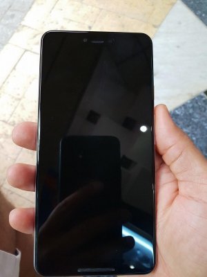 Слитые фото Google Pixel 3 XL: большая челка и крышка из стекла