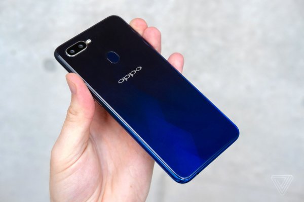 OPPO F9 получил красивый вырез, а его аналог для Китая — ещё и мощную начинку