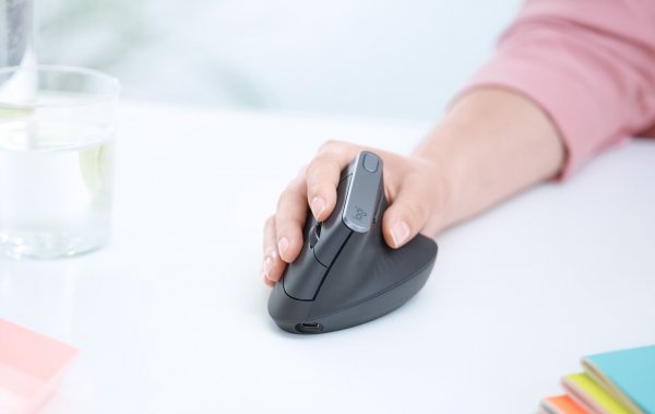 С ног на голову: Logitech выпускает вертикальную мышь MX Vertical