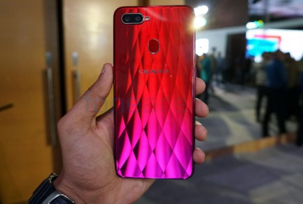 Вживую новый середняк от OPPO выглядит просто обворожительно