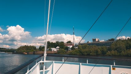 Почему не стоит гнаться за флагманскими смартфонами в 2018 году