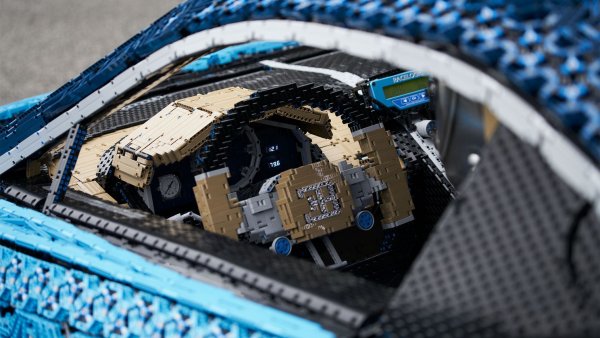 LEGO построила из конструктора копию действующего спорткара Bugatti Chiron