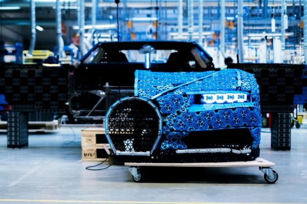 LEGO построила из конструктора копию действующего спорткара Bugatti Chiron