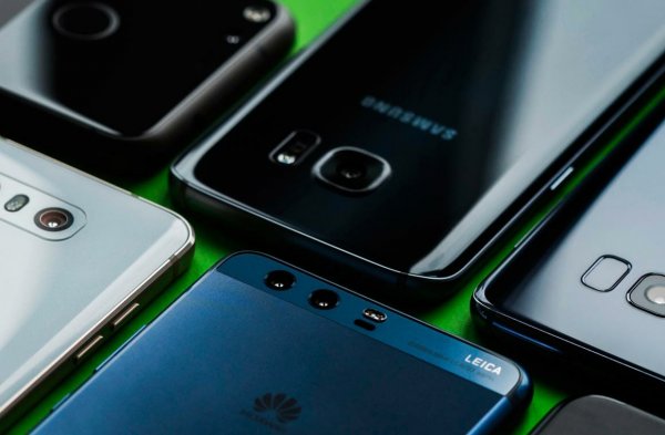 Почему не стоит гнаться за флагманскими смартфонами в 2018 году