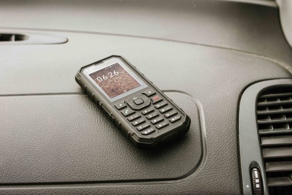 CAT B35 — защищённая кнопочная звонилка с 4G, Wi-Fi и сервисами Google