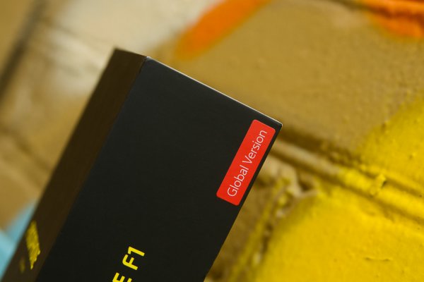 Обзор Pocophone F1: лучший за свою цену — Комплектация. 3