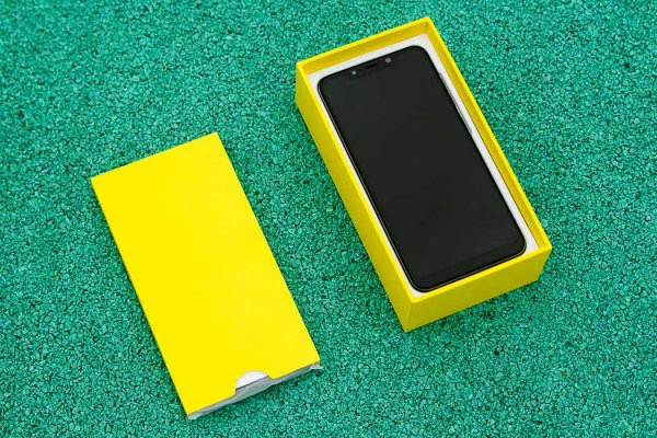 Обзор Pocophone F1: лучший за свою цену — Комплектация. 5