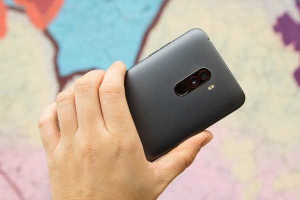 Обзор Pocophone F1: лучший за свою цену — Внешний вид. 2