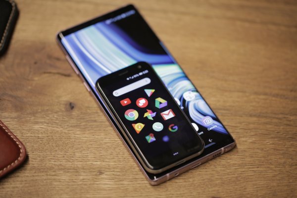 Palm вернулся с крошечным смартфоном на полноценном Android