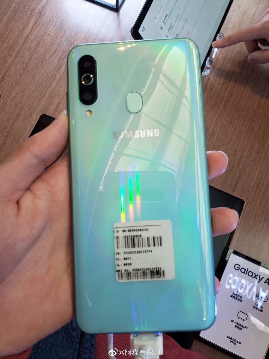 Samsung представила Galaxy A60 без разговорного динамика, но с отверстием в  экране