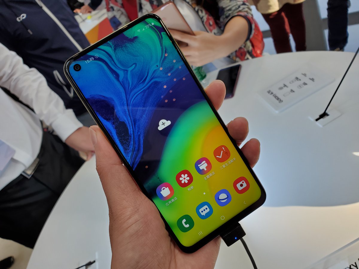 Samsung представила Galaxy A60 без разговорного динамика, но с отверстием в  экране