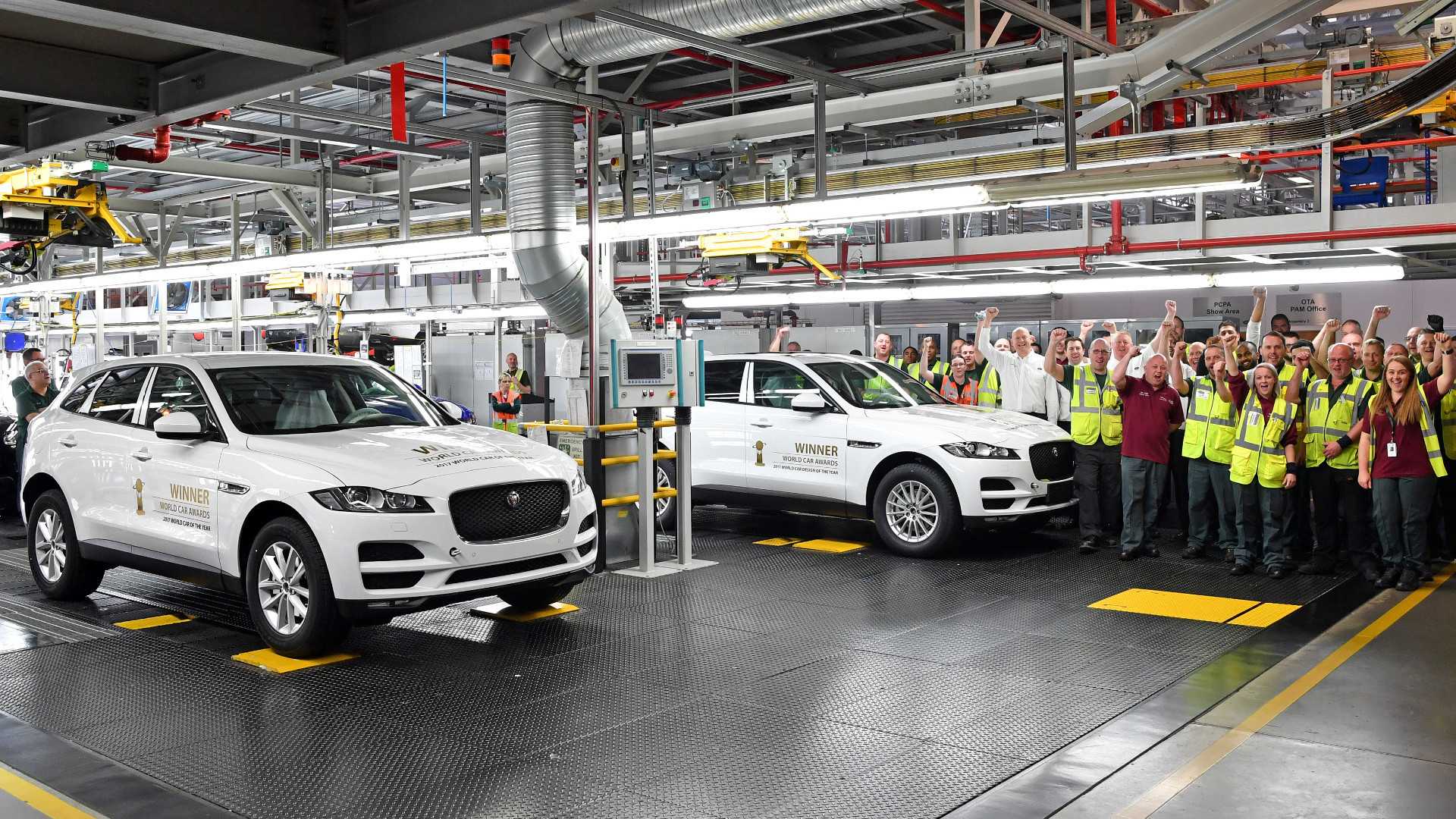 Jaguar Land Rover останавливает два завода из-за дефицита полупроводников